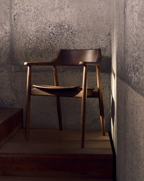 Стул Fondes из массива дуба с отделкой ореха FSC Mix Credit от интернет-магазина IDODOM.RU