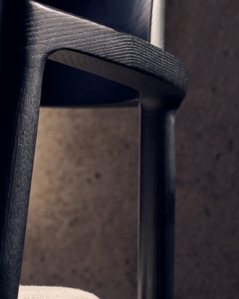 Стул Alocs из бежевой синели из массива дуба с черной отделкой FSC Mix Credit (съемный чехол) от интернет-магазина IDODOM.RU