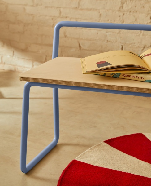 Скамейка из ясеневого шпона Tinn с синей металлической конструкцией, 75 см от интернет-магазина IDODOM.RU