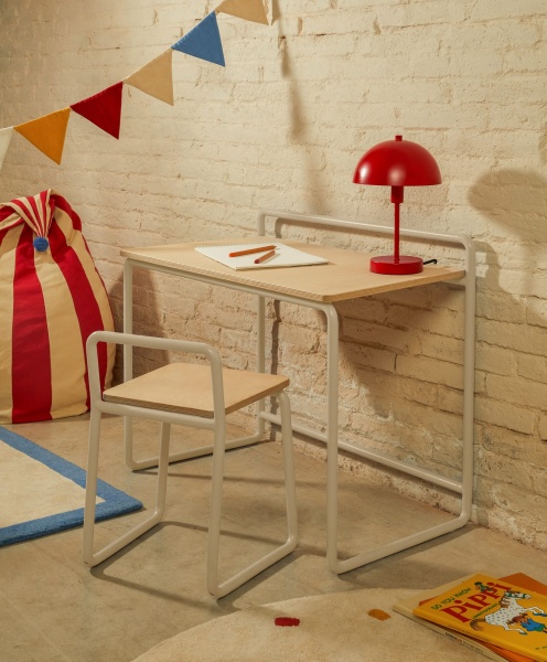 Tinn Письменный стол из ясеневого шпона с бежевой металлической конструкцией, 75 x 45,5 от интернет-магазина IDODOM.RU