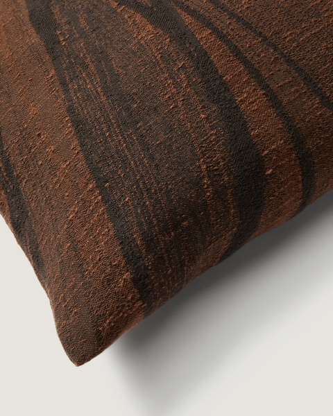 Чехол для подушки Frilo из коричневого хлопково-льняного жаккарда 50 x 50 см от интернет-магазина IDODOM.RU