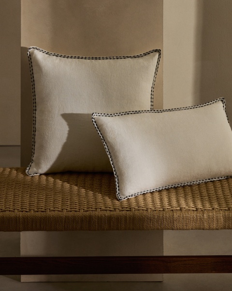 Чехол на подушку Sinet из белого льна с черной вышивкой от интернет-магазина IDODOM.RU