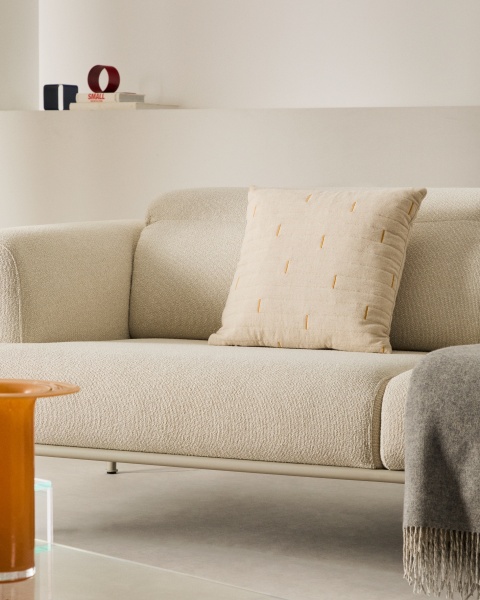 Чехол на подушку Blaina из белого льна с оранжевой вышивкой 45 x 45 см от интернет-магазина IDODOM.RU