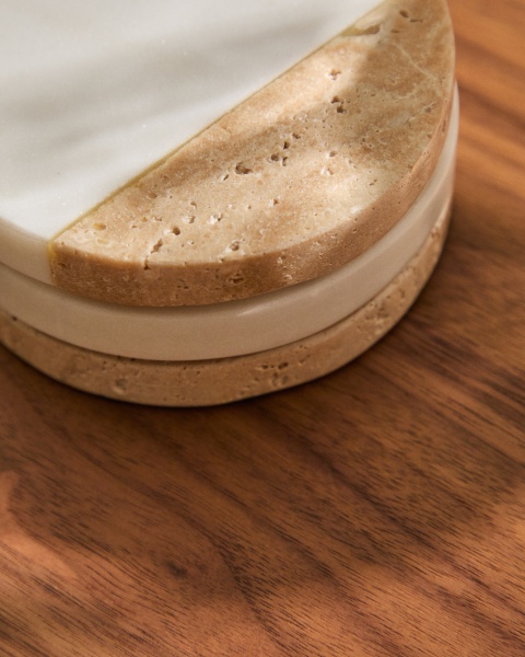 Набор из 4 подставок под кружки Nivol из белого мрамора и травертина от интернет-магазина IDODOM.RU