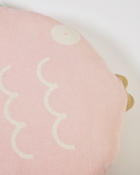 Подушка Delmare из 100% хлопка в форме рыбы розовая Ø 45 см от интернет-магазина IDODOM.RU