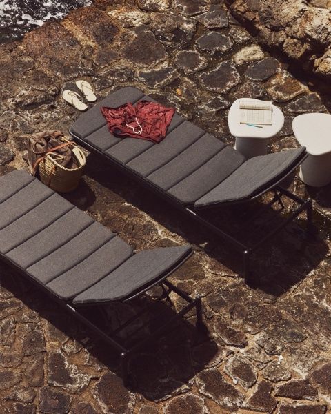 Алюминиевый шезлонг Marcona окрашенный в черный цвет от интернет-магазина IDODOM.RU